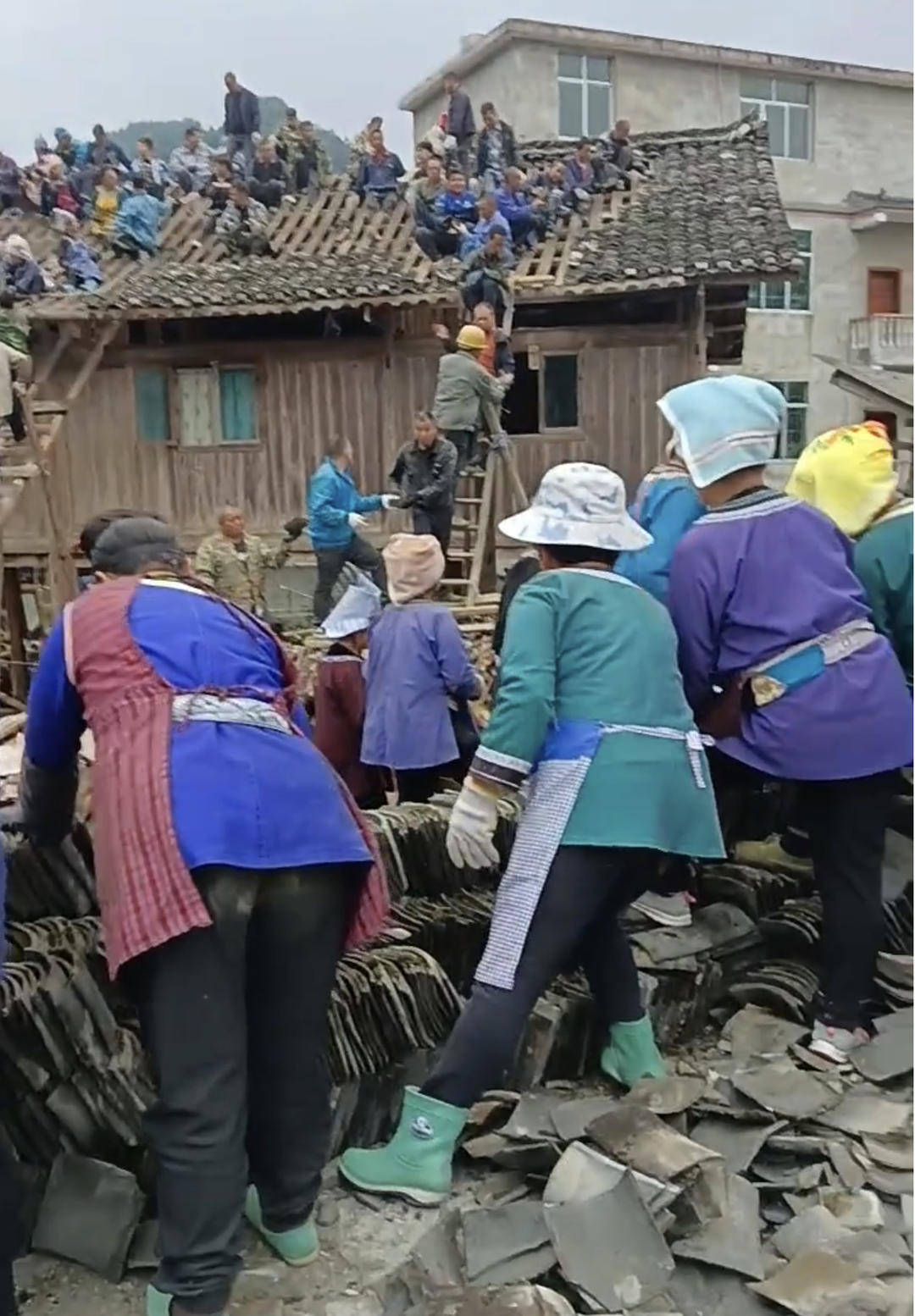 贵州“抬房搬家”视频火了 为帮邻居，两百多位村民合力挪屋