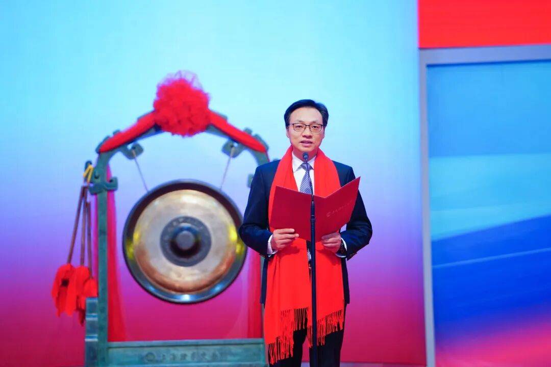 收盘涨超400%!大明电子今日上市