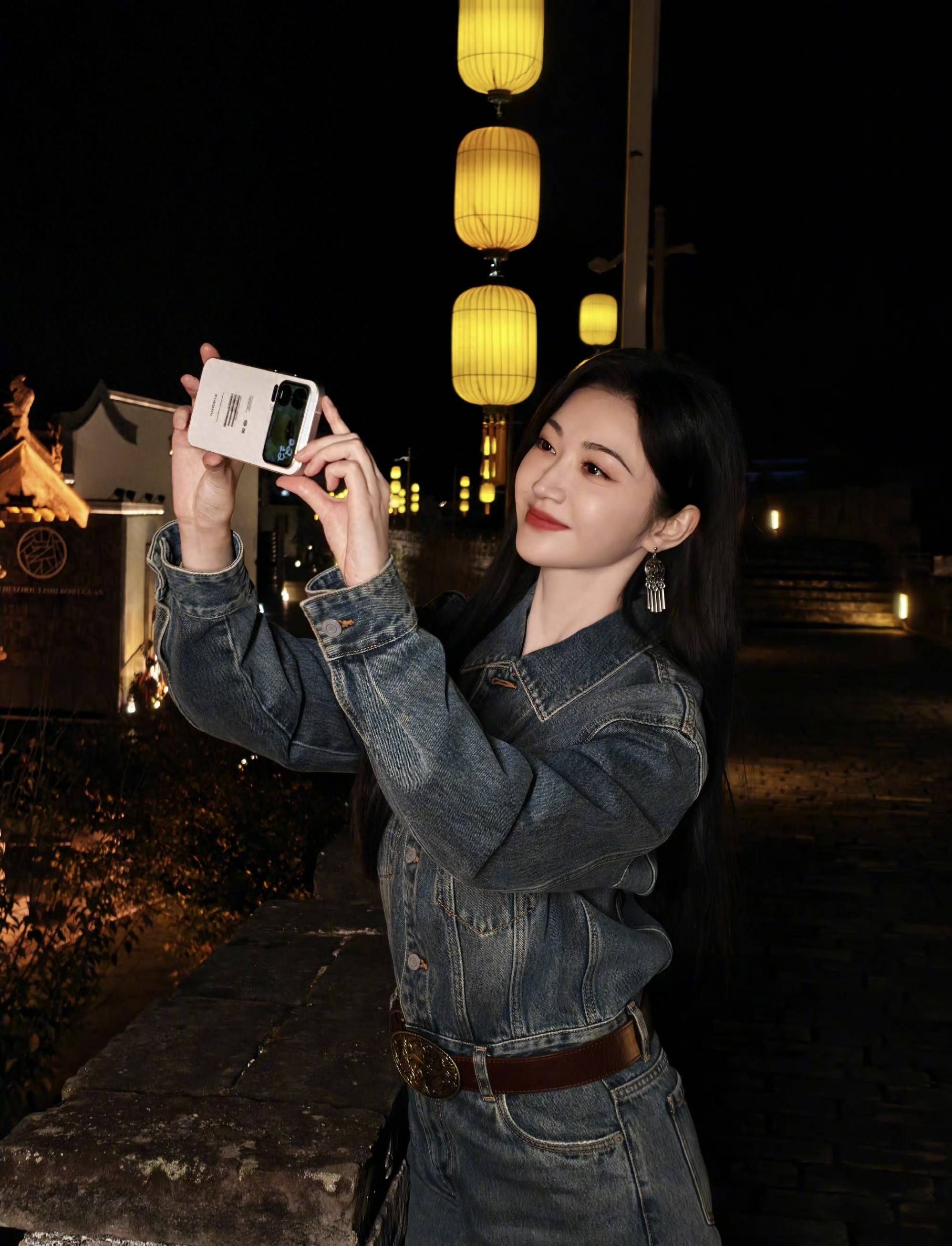 女星景甜与夜晚的美景同框!景美人更美!