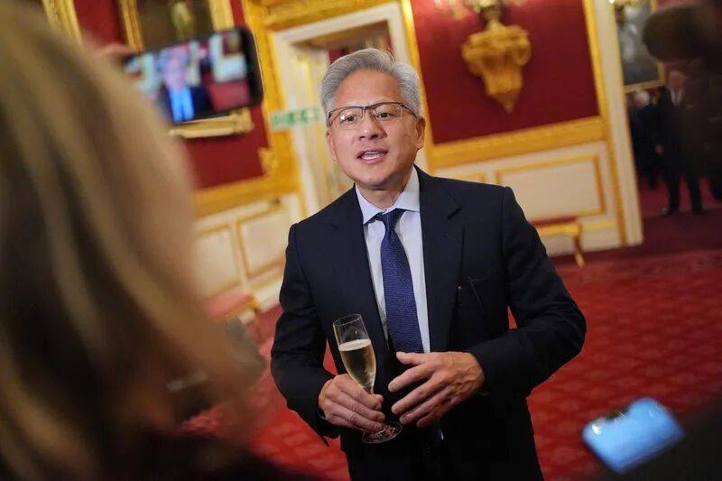 呵呵,黄仁勋赶紧找补:中国还是落后一丢丢啦