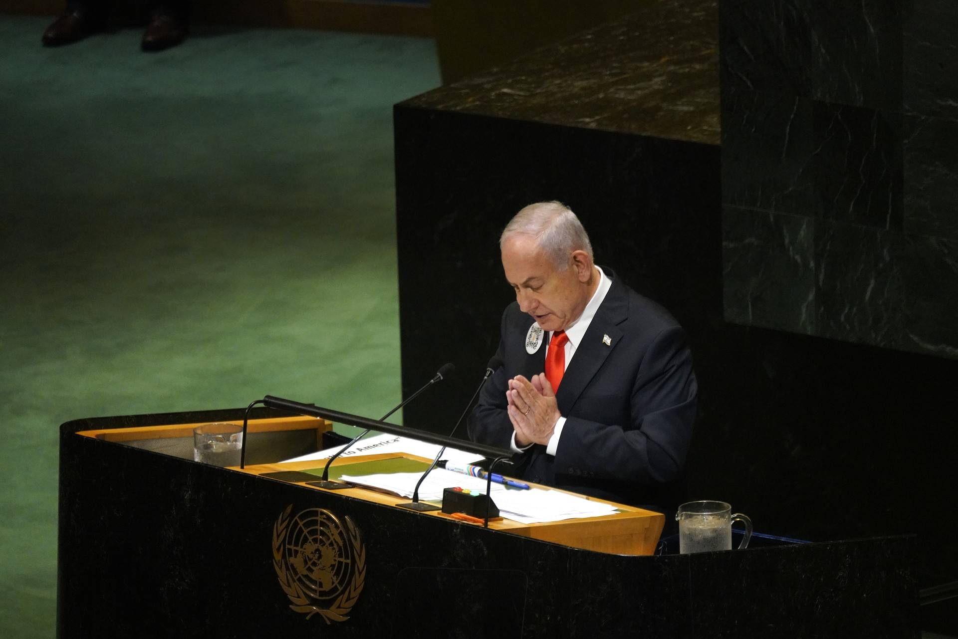 美政府“关门”进入第39天,美股上演“周五惊魂”,“AI八巨头”单周蒸发8000亿美元;“次贷预言家”年内第二次做空英伟达;比特币一个月跌掉18% | 一周国际财经