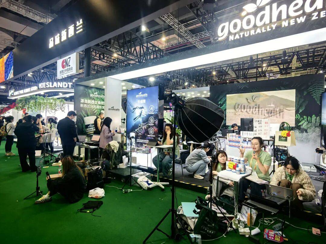 一天24万人逛进博会，外企卖力带货丨一线