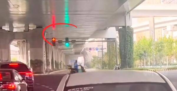 司机绿灯不走停车长达20秒，被罚200元扣6分，交警回应
