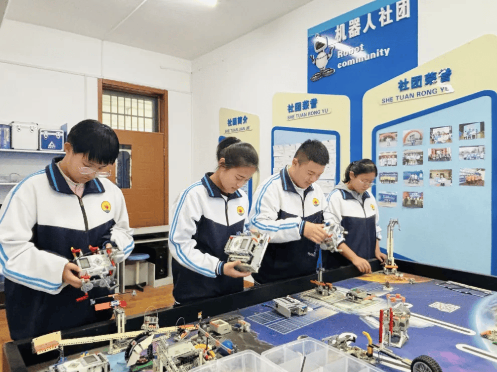 山海关第二中学开展首届科技教育节暨科技创新