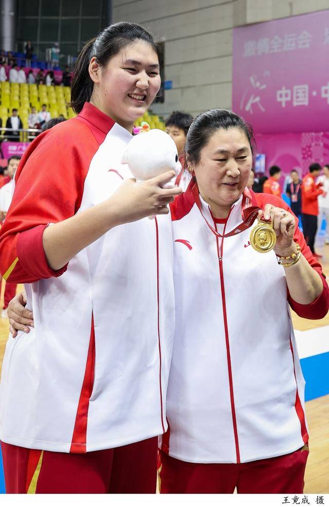 十五运|决赛15投13中!“大宝贝”张子宇所向披靡,率山东U18女篮夺冠 十五运|决赛15投13中!“大宝贝”张子宇所向披靡,率山东U18女篮夺冠