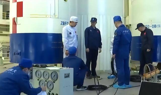 原创 刚刚!神舟二十号三名航天员顺利出舱,还带回120公斤宝物?