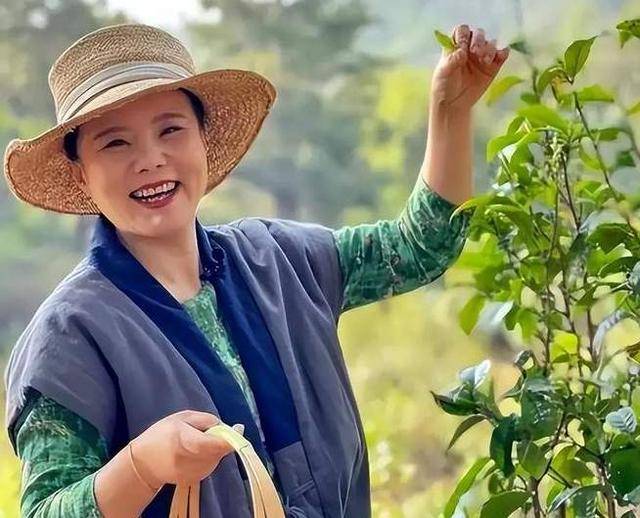 50岁龚琳娜独居深山,房子后面是一片坟地,离婚后养猫为伴不害怕