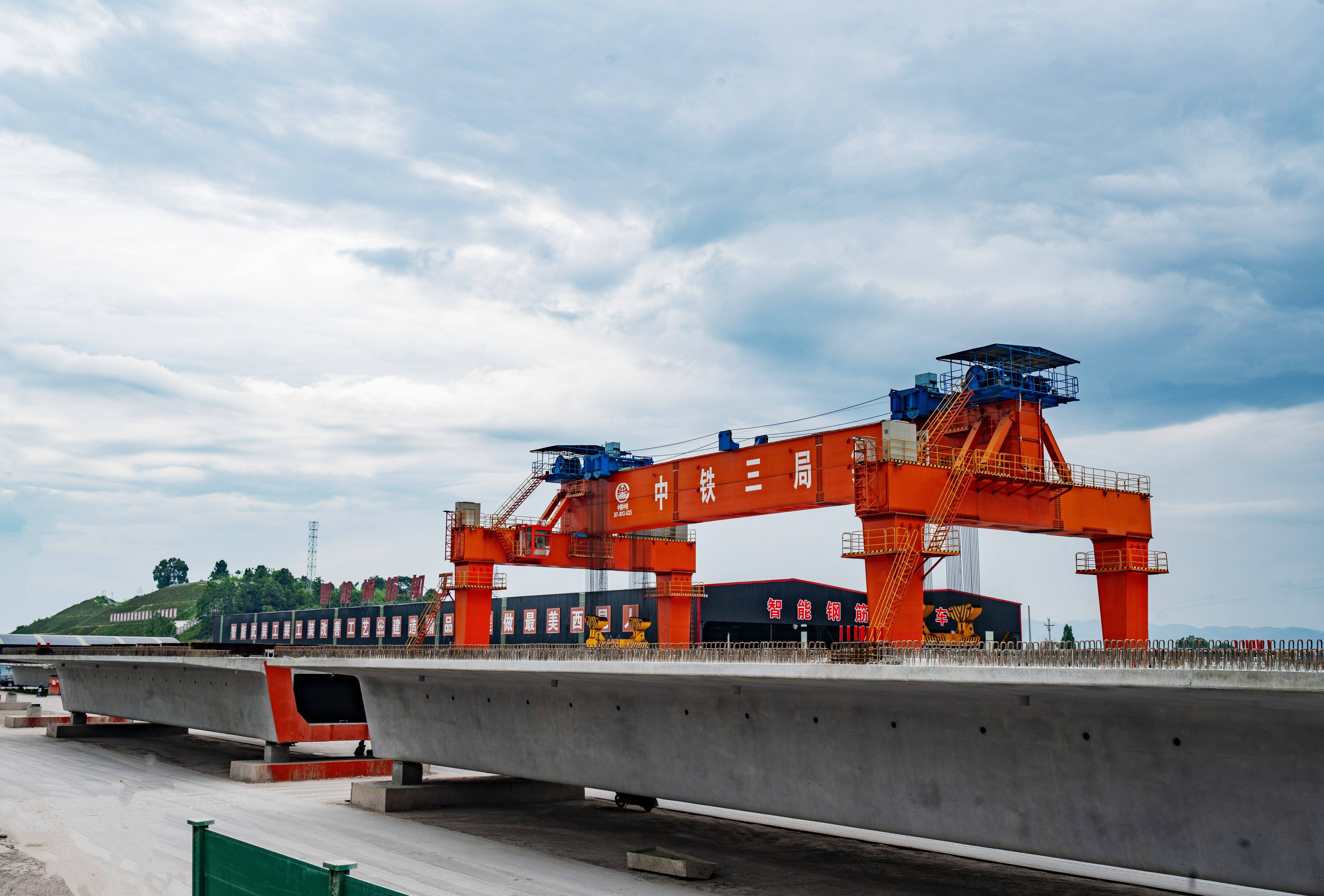 西渝高铁康渝段最大制梁场完成箱梁预制任务