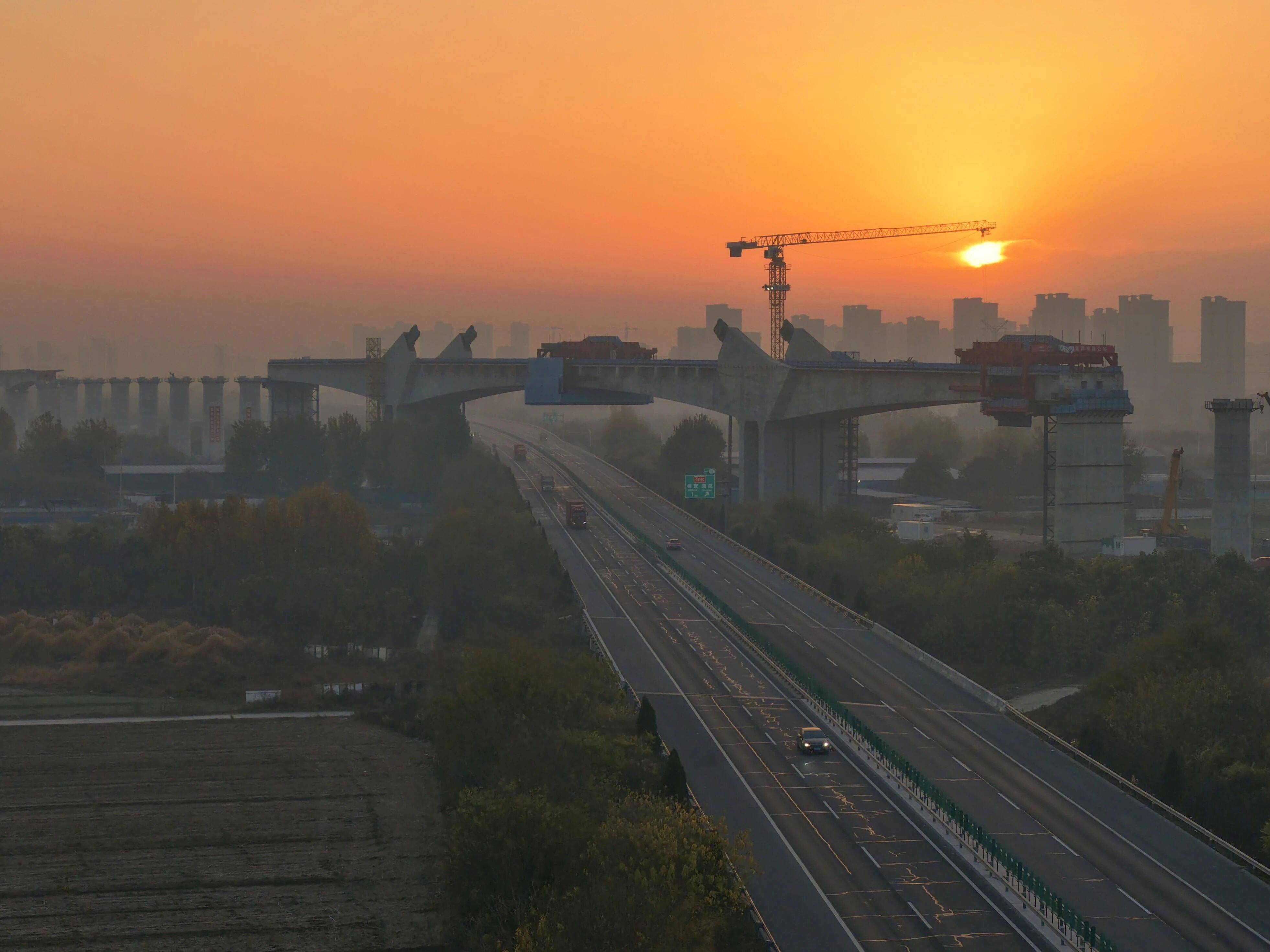雄忻高铁跨保沧高速特大桥合龙