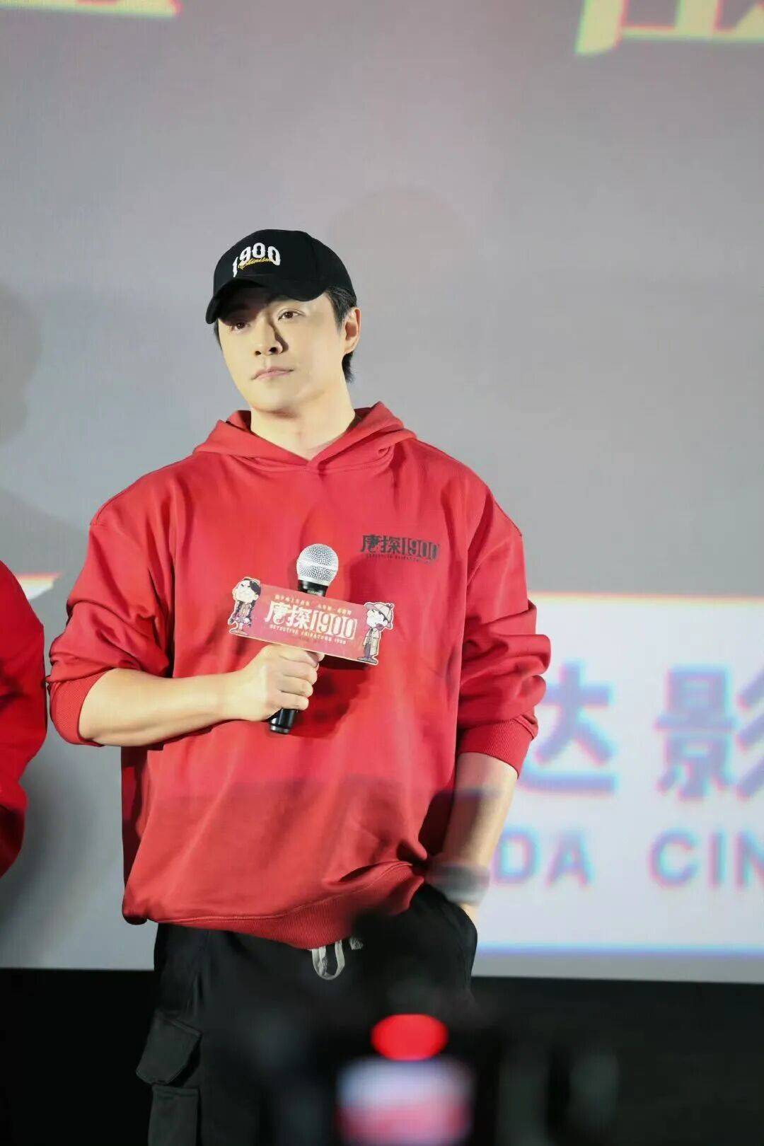 陈思诚、戴墨获金鸡奖最佳导演奖，此前陈思诚称唐探系列电影已走过10年，感谢观众的包容和喜爱