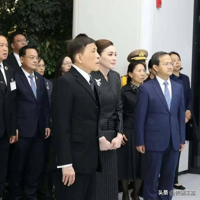 原创             苏提达不愧是空姐出身！同天换两双细高跟，灵隐寺行跪拜礼也轻松