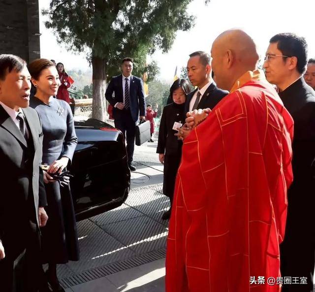 原创             苏提达不愧是空姐出身！同天换两双细高跟，灵隐寺行跪拜礼也轻松