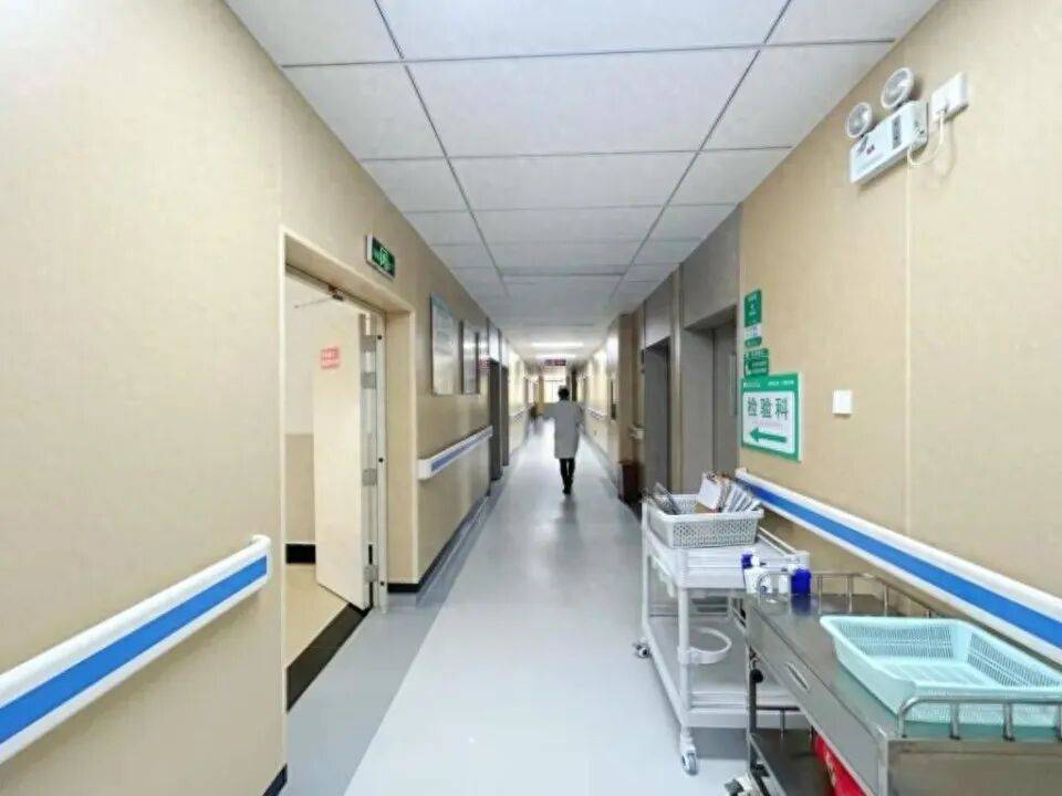 女子诞下女婴，被医生违规抱养