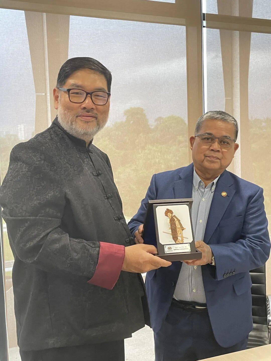 总会署理会长张少纶马来西亚书艺总会总秘书王维宗黄曼宁以及陈靖琲