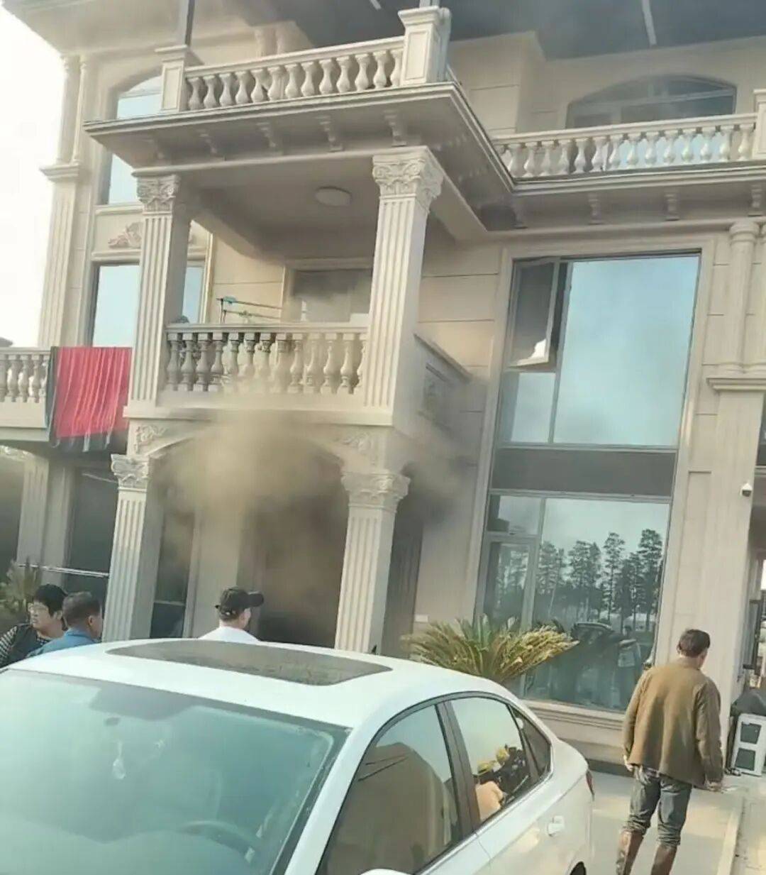 现场烟雾缭绕白洋村一新建别墅起火了近日海盐网友爆料▼用火用电都需