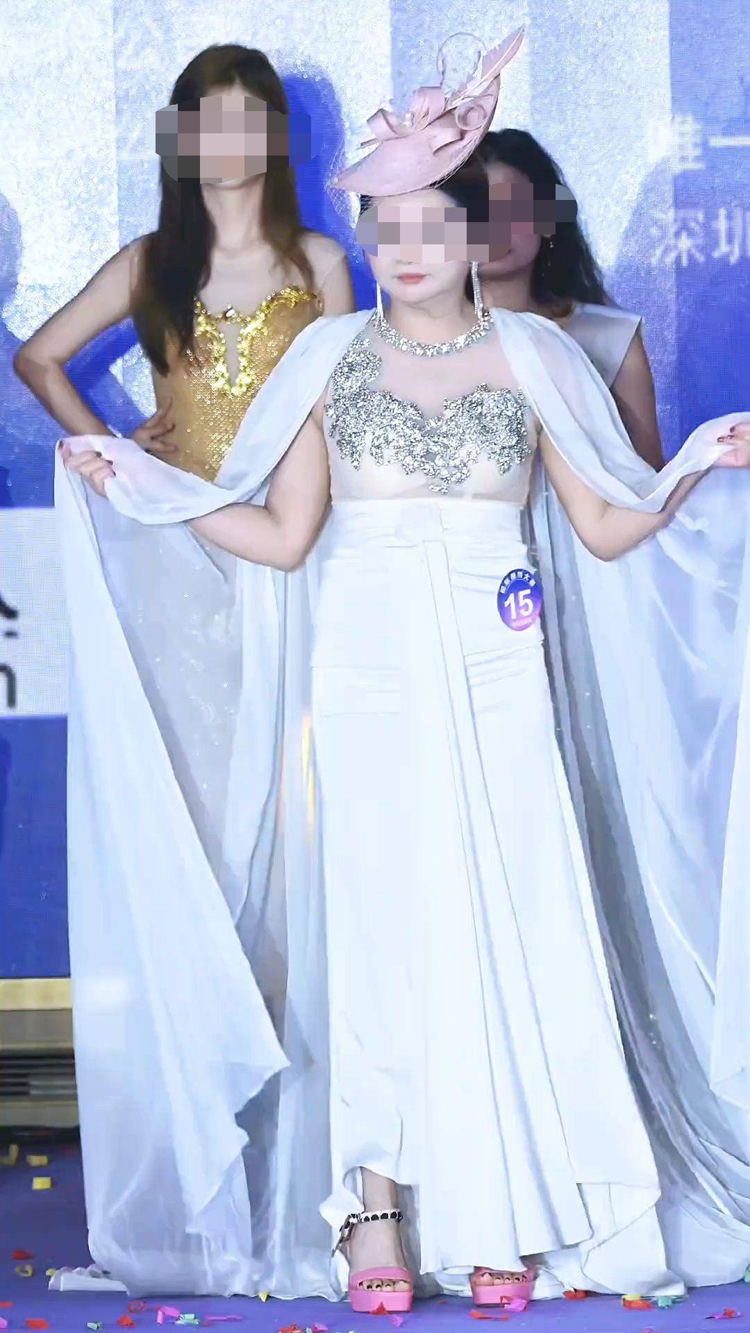 深圳一模特大赛冠军因突破大众审美认知引发争议,有评委发文称“连评分表都没看到”,一联合主办单位回应只赞助了几千块