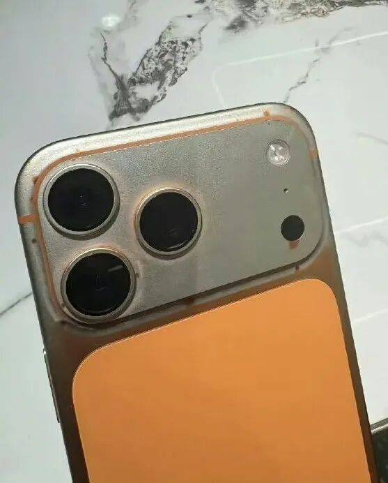 离谱！湿巾把iPhone 17擦成“不锈钢盆”？苹果回应有点好笑……