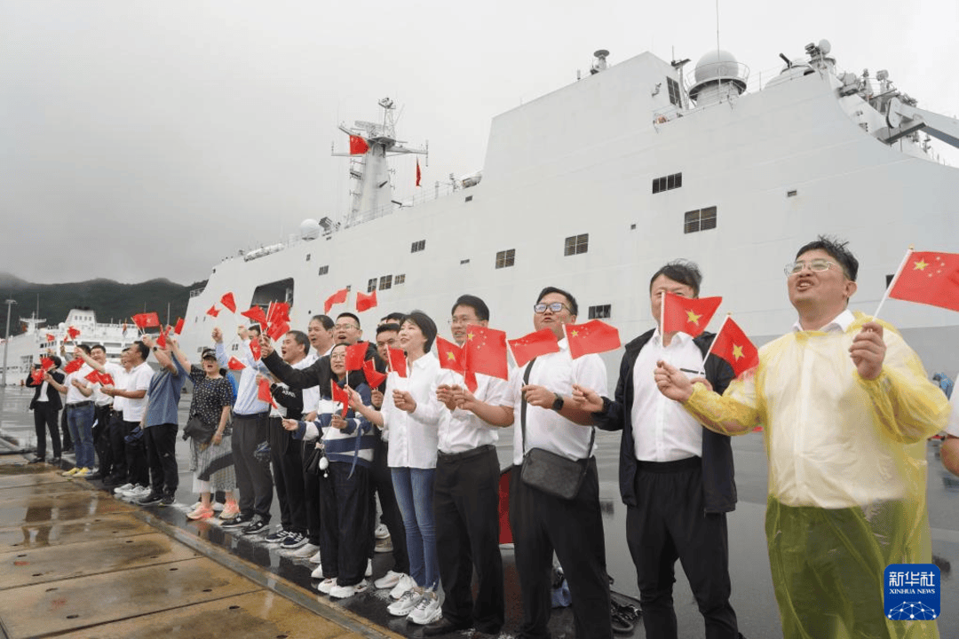 中国海军989编队抵达越南进行友好访问