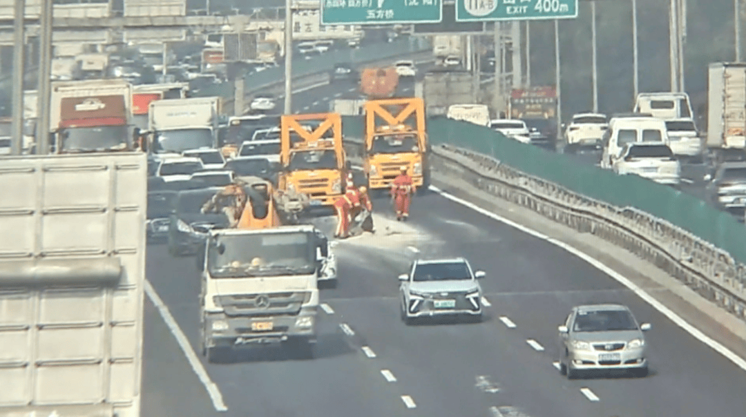 北京东五环上，货车遗撒8袋水泥，烟尘四起，司机还遮挡号牌，径直开走……