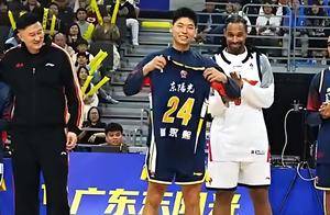 广东男篮官方入队仪式：朱芳雨给新援发球衣 崔永熙暴扣焦泊乔缺席