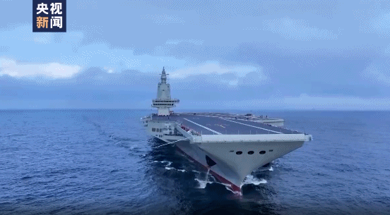 原来,"航母style"动作不是做给飞行员看的