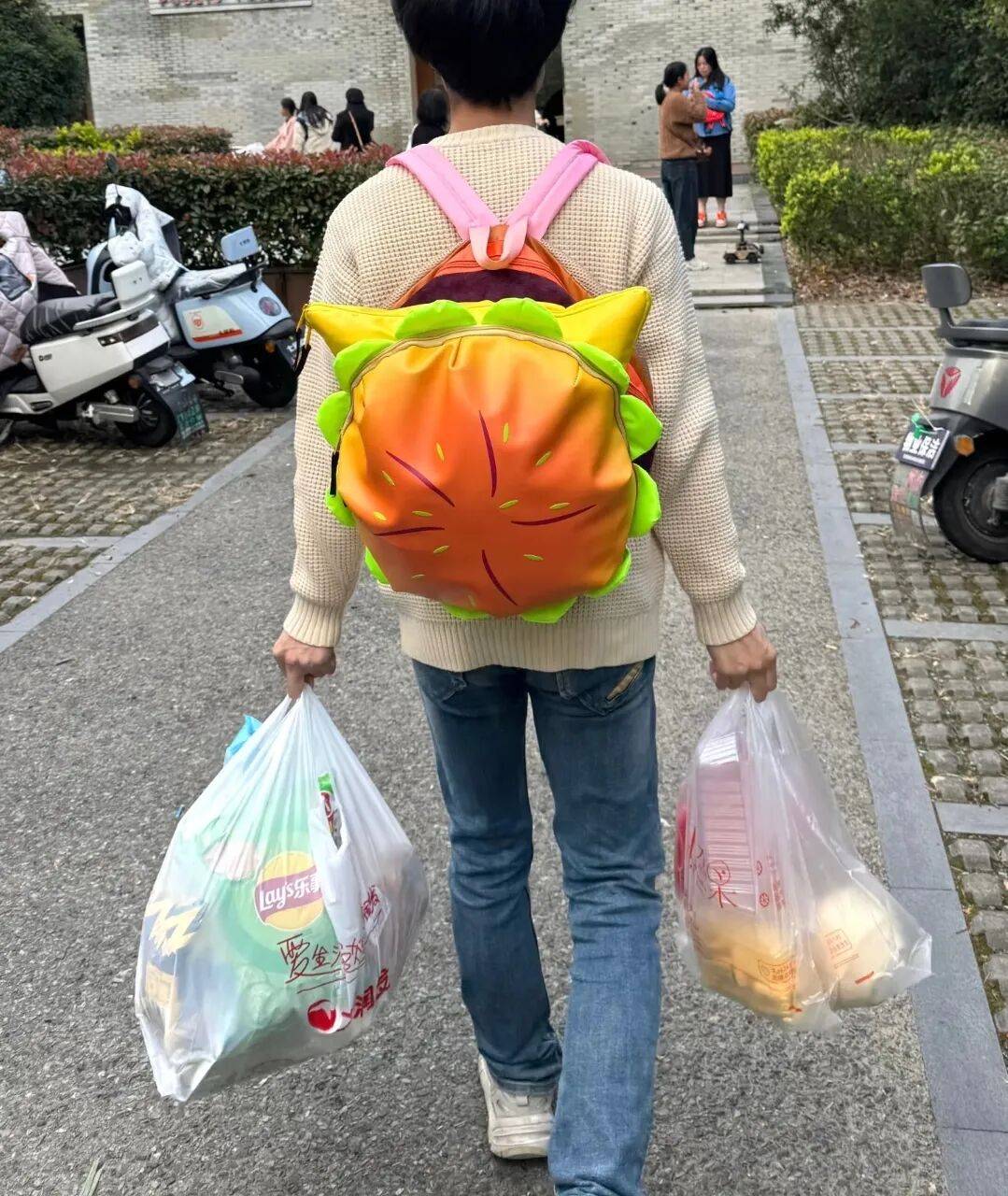 ��־�Ȼ��ͬѧ����һֻ è ȥ�Ͽ���