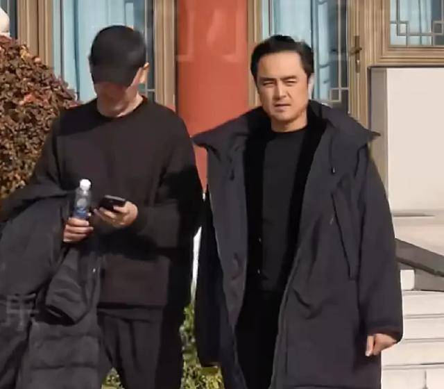 不装了!唐嫣在罗晋父亲葬礼上的3个细节,透露俩人如今真实状况