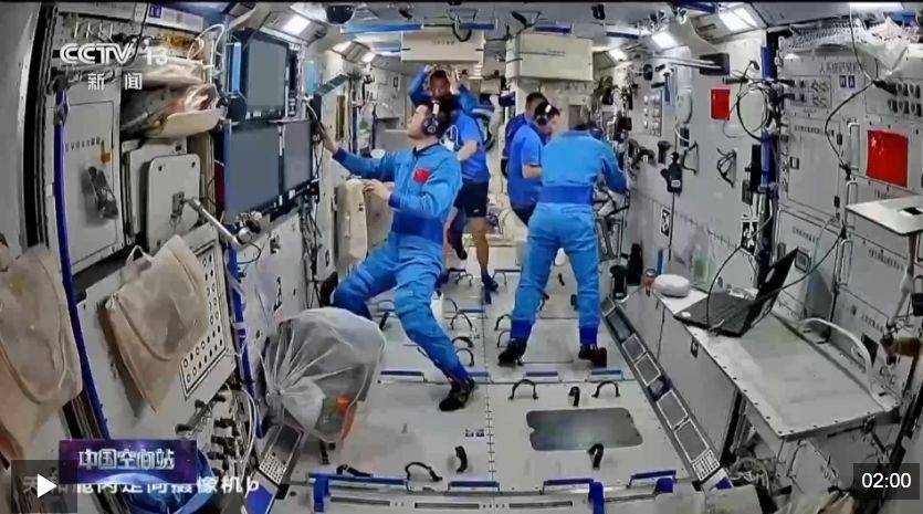 首次应急发射!神舟二十二号飞船发射圆满成功!飞船上装了啥?怎么装?一文揭秘