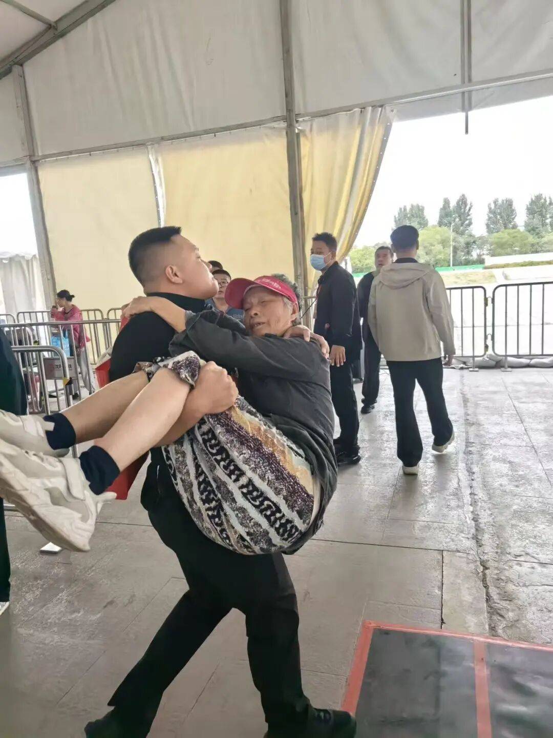 这位退役军人真帅