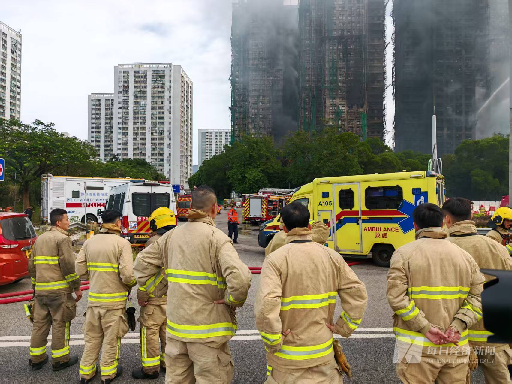 香港大埔火灾现场直击：明火逐渐被扑灭，消防员即将开始上楼搜救