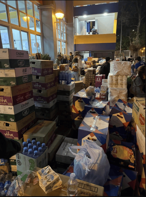 图片[3]-暖心一幕！香港市民“肩并肩、手传手”接力传送救灾物资，网友：一呼百应，好有爱 -华闻时空