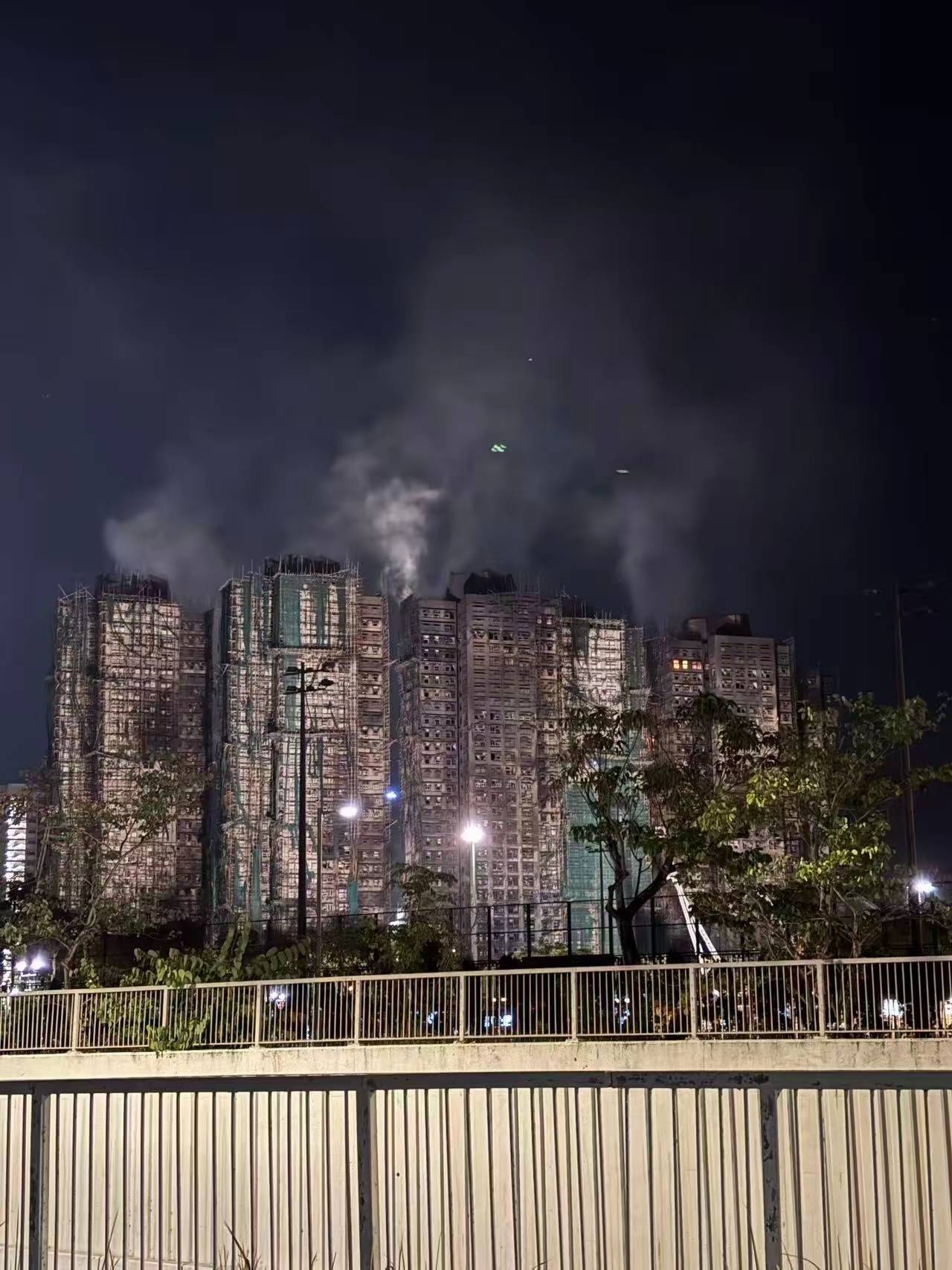 香港火灾亲历者:火灾发生后有两三名朋友失去联络,很想回家却已经回不去了_余女士_大埔_新闻