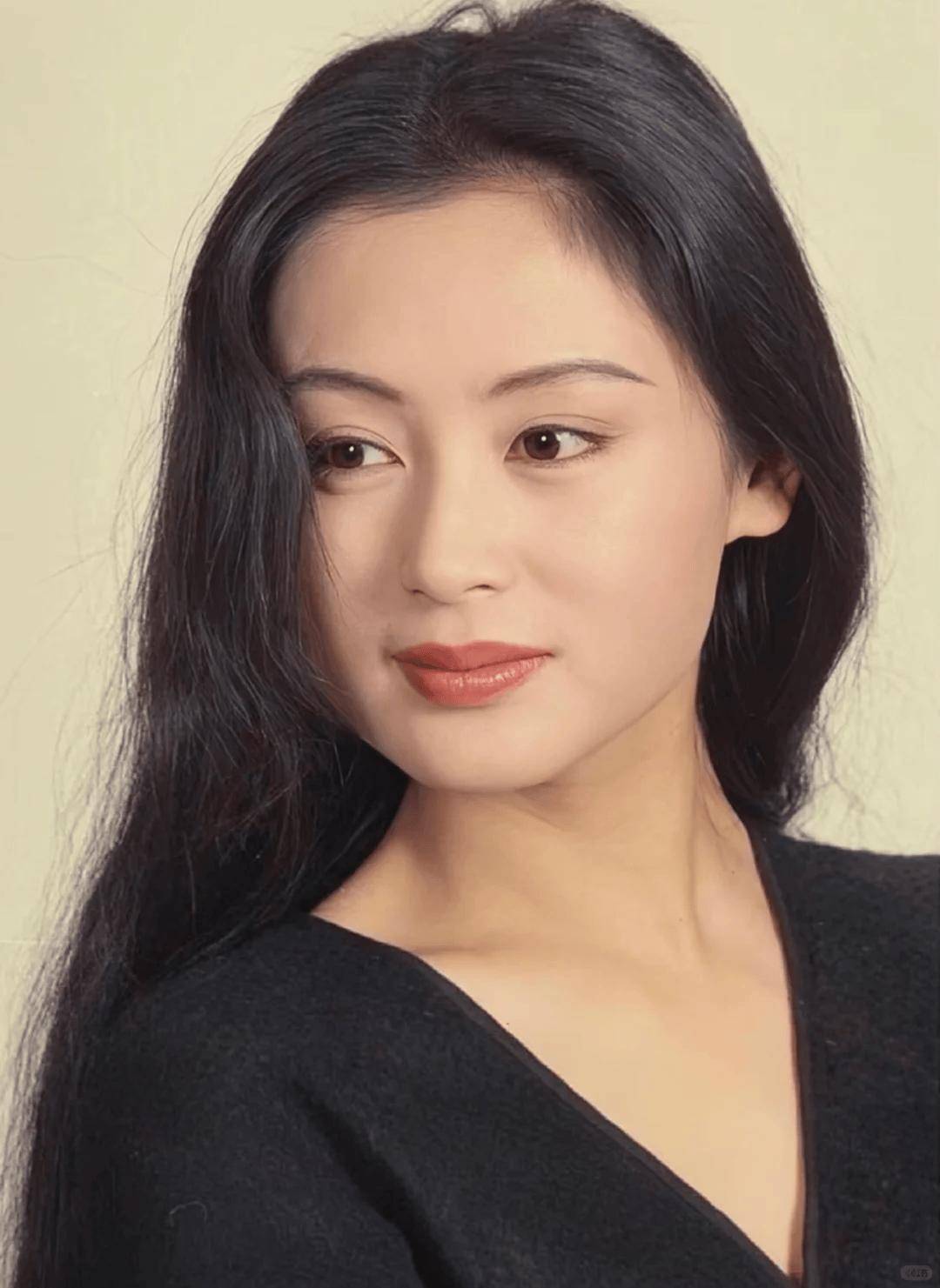 长得太美被导演占为己有4年后生下大明星儿子17岁就成男一号