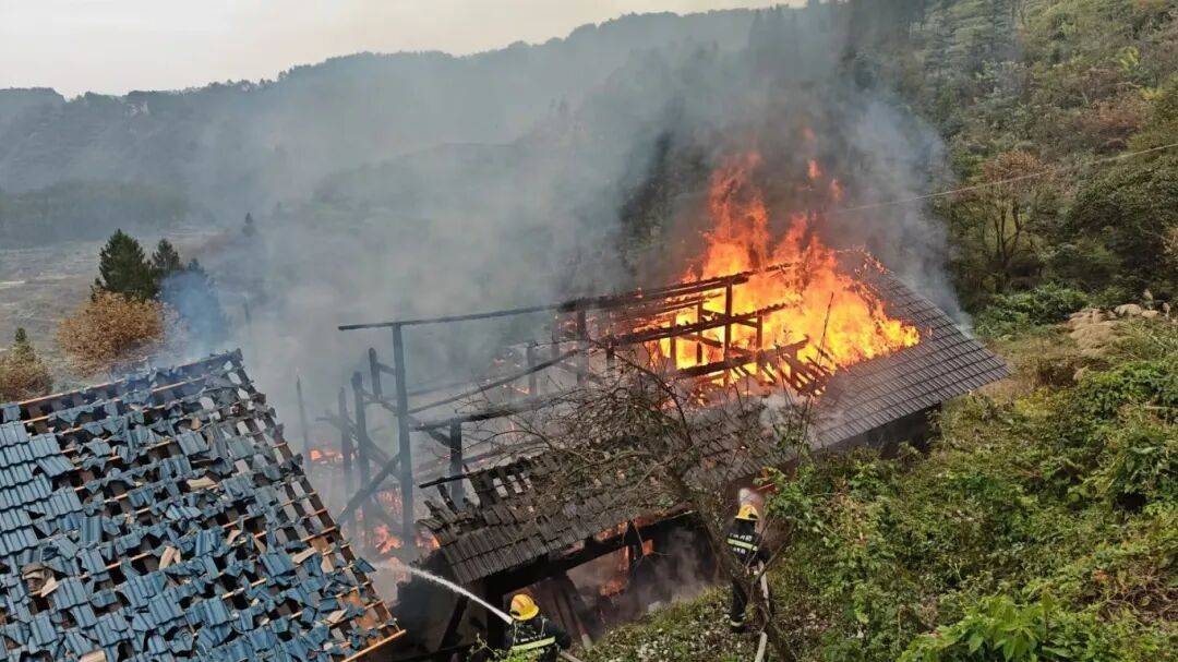房屋被烧穿!贵阳温泉村一自建民房突发火灾,元凶又是它…..._火势_电气_案例