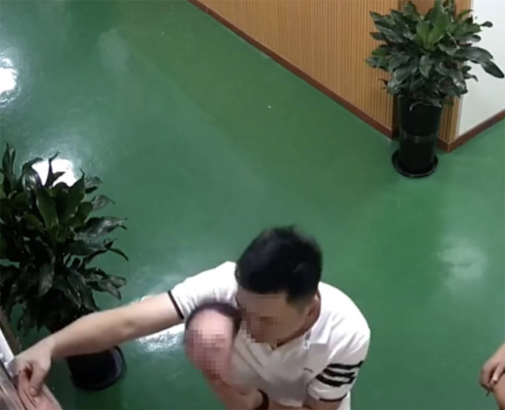 温州龙港一社区多名干部被指用人脸面具“刷脸”打卡,当地社工部已受理举报