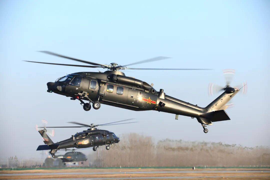 图片[2]-“00后”陆军女飞行员驾驶直升机，太飒了！ -华闻时空