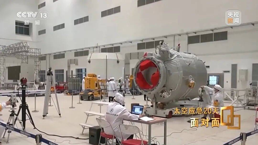 央视揭秘太空应急20天！神20舷窗出现贯穿性裂纹，整个玻璃从内到外已贯穿，初判“肇事”空间碎片不到1毫米