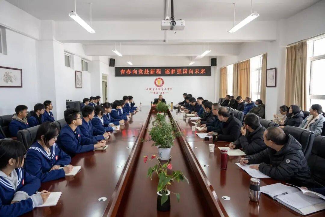 杨斌以"编外校长"身份走进大理三中宣讲党的二十届四中全会精神并讲授