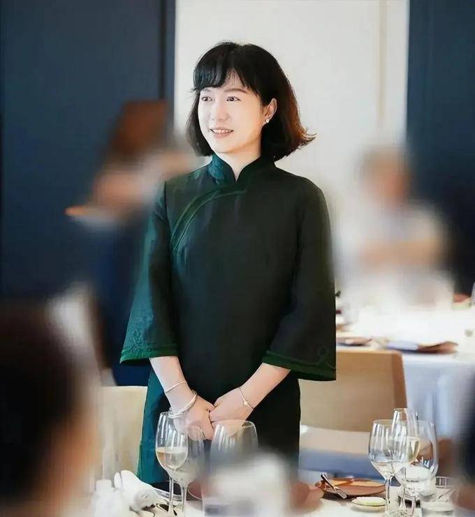 杨振宁逝世后翁帆首度参加活动,满脸微笑,翁母陪在身边心事重重