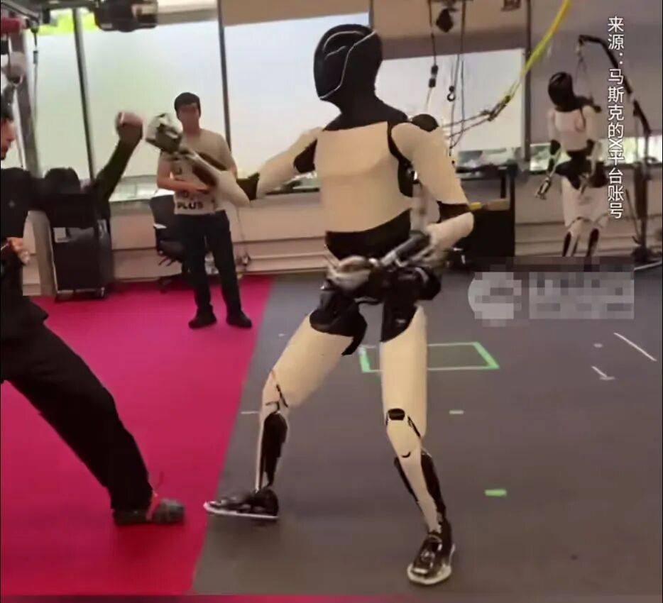 人形机器人跑起来了，特斯拉最新发布，团队：刷新了个人纪录！此前马斯克承诺明年实现量产，希望售价在2万至3万美元