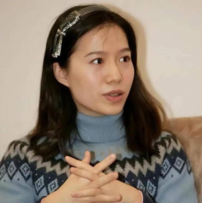 杨振宁逝世后翁帆首度参加活动,满脸微笑,翁母陪在身边心事重重