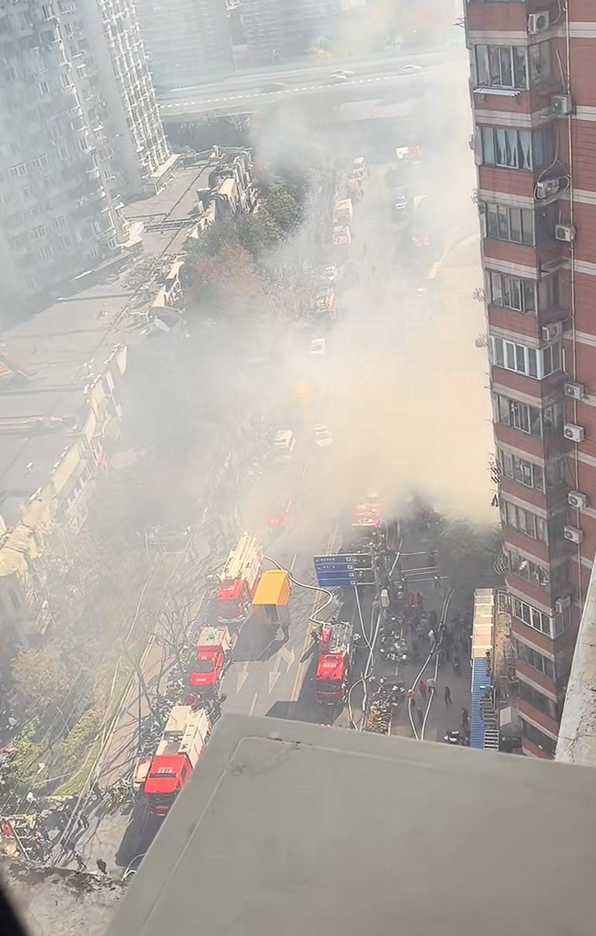 上海黄浦一幢3层居民楼起火现场浓烟滚滚，有老人从二楼跳下后受伤送医，当地：已扑灭