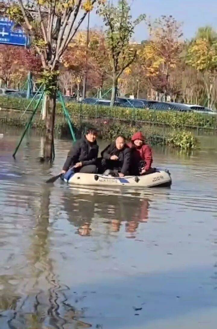 杭州街头地下水管爆裂,有市民坐橡皮筏过马路?水务集团回应:已止水排水,正检查原因