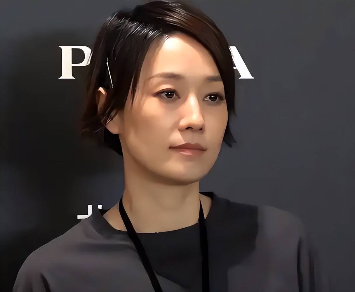 马伊琍新发型让人眼前一亮,49岁状态像30岁,美的更突出了