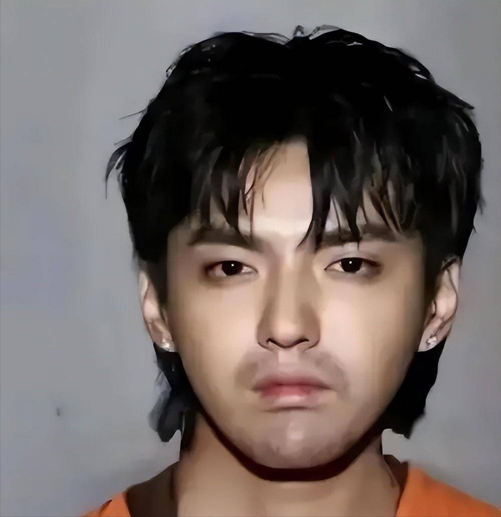 "顶流吴亦凡从神坛跌落囚笼,表哥受牵连,母亲报警反成罪证推手,德不配