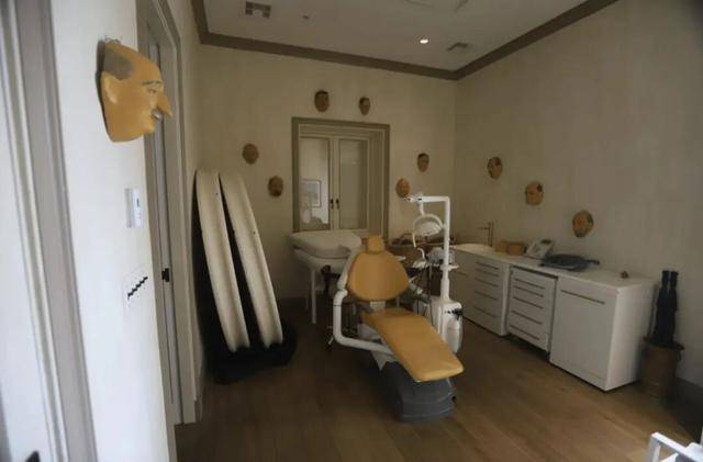 美议员首次公开“萝莉岛”照片及视频：卧室墙上挂满面具，疑有一把牙科椅，黑板上写着“权力”和“欺骗” -华闻时空