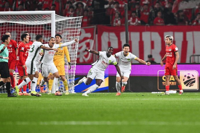 北京国安第五次捧起足协杯冠军奖杯