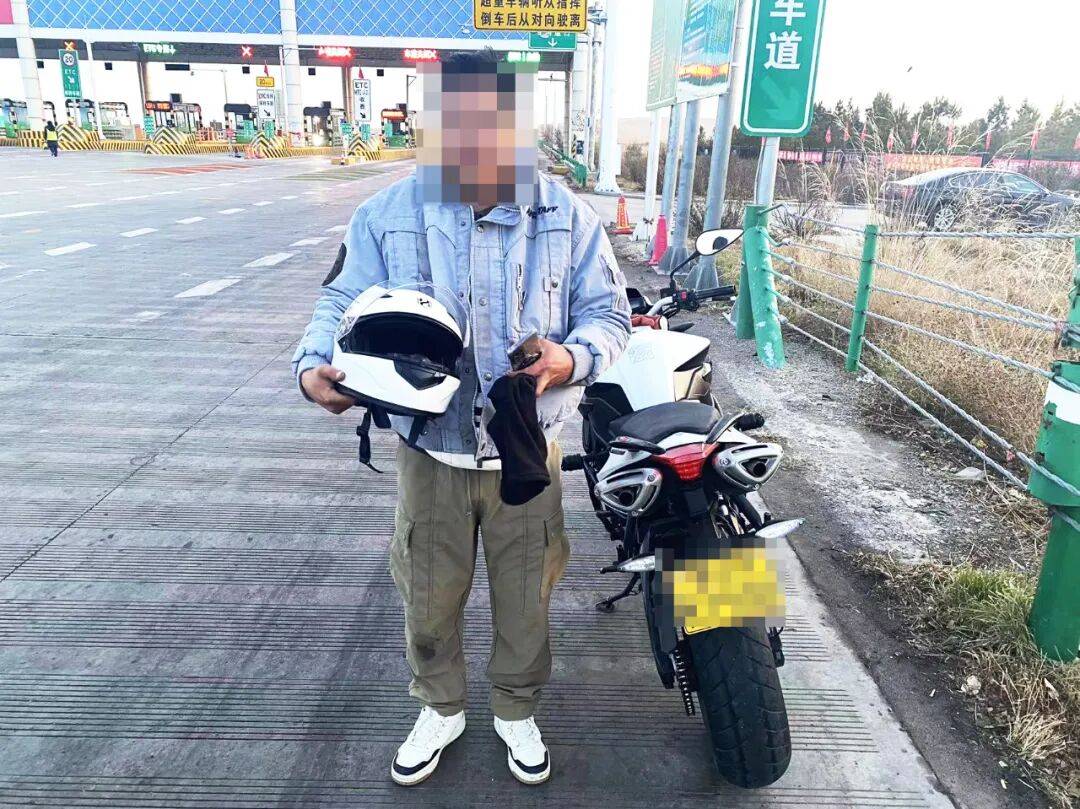 小伙儿拿C1驾驶证骑着摩托上高速公路，已违法！