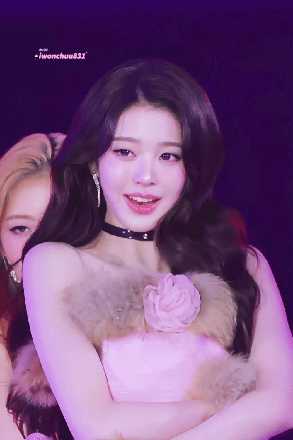 她惊艳亮相“AAA 2025”,美貌引发热议 插图 她惊艳亮相“AAA 2025”,美貌引发热议 插图