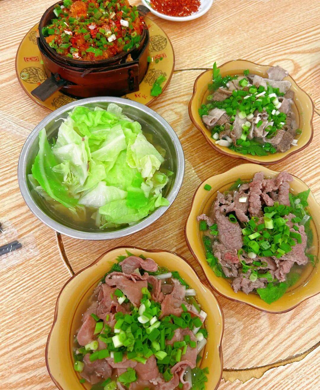 刚出锅的甜皮鸭皮酥肉嫩糖衣晶莹在购买后两小时内食用味道最佳